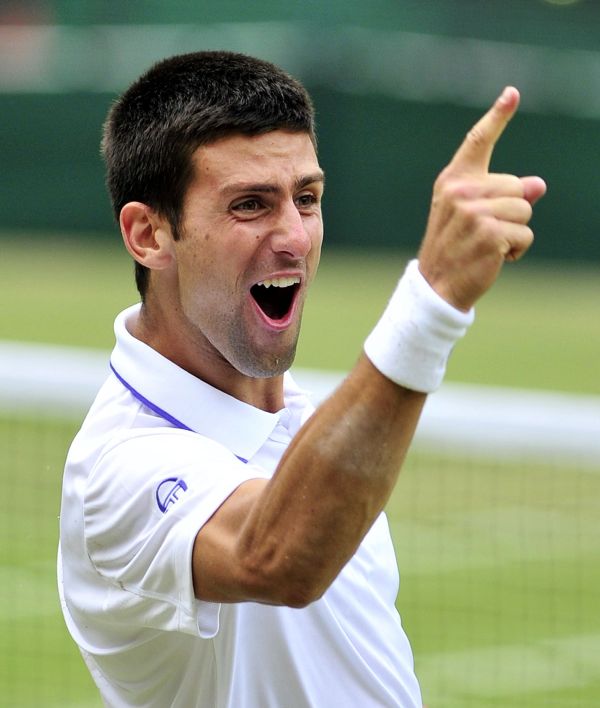O sérvio Novak Djokovic celebra o fato de ter se tornado número 1 do mundo: sonho agora é conquistar o primeiro troféu em Wimbledon | Glyn Kirk/ AFP