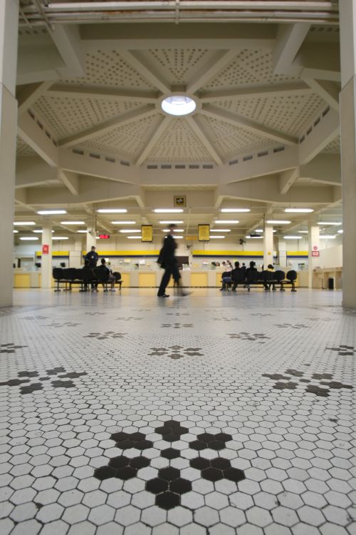 Correios da Praça Santos Andrade: 11 mil pessoas passam pelo espaço todos os dias | Daniel Castellano/Gazeta do Povo