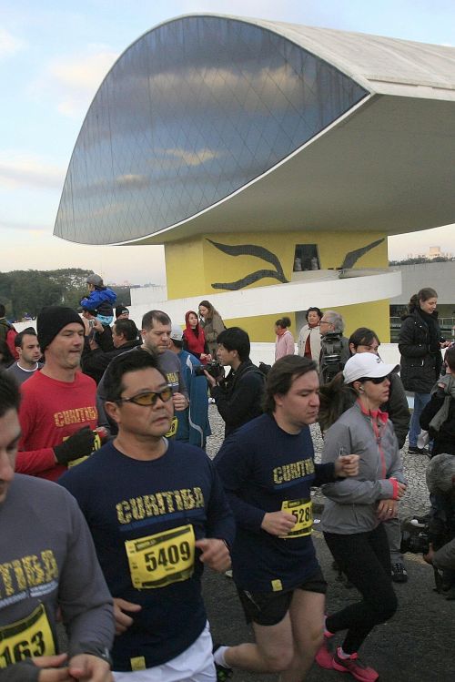Atletas largam em frente do Museu Oscar Niemeyer | Hugo Harada/ Gazeta do Povo