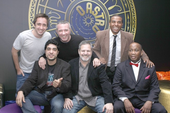 Os atores paranaenses Rafael Magaldi (à esq.), Luiz Brambilla, Walter Rangel (esses em pé), Danilo Correia (sentado, à esq.) e Zeca Cenovicz (de barba) e o presidente da plateia do Programa do Faustão, Mauro Tiburcio (último à dir.) no lançamento do remake de O Astro, promovido pela RPCTV no presídio do Ahú. Todos eles foram astros por um dia ao participar das gravações do primeiro capítulo |