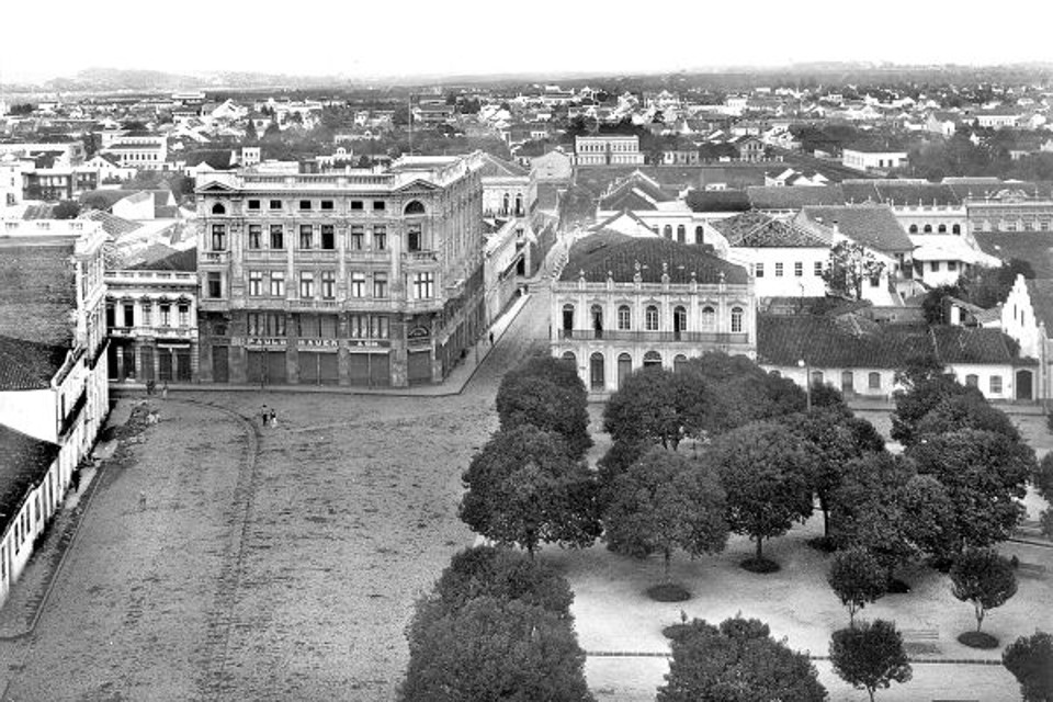Vista parcial de Curitiba, feita do alto da torre da Catedral, em 1905 | 