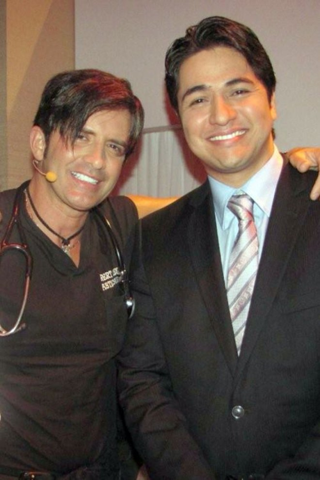 DESTAQUE NA DERMATOLOGIA -Um dos maiores expoentes na dermatologia paranaense, o jovem médico Ulisses Misima Ribeiro apresentou novas técnicas que utiliza em sua clínica em programa de televisão em rede nacional, ao lado do médico Dr. Rey. Ulisses explicou como os novos tratamentos vêm mudando antigos paradigmas de rejuvenescimento facial e corporal |