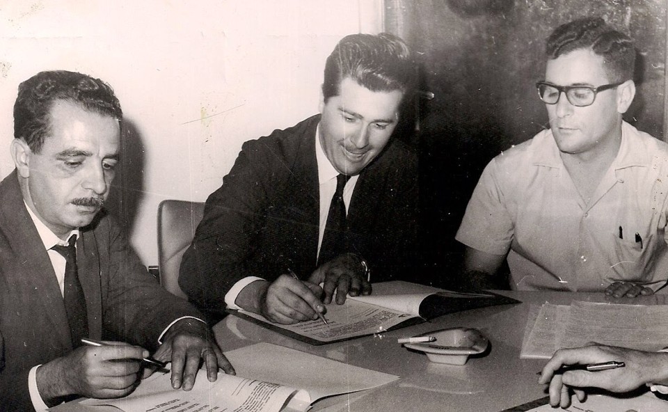 Assinando o documento da implantação da CODEMAR, Dr. Luiz Moreira de Carvalho e Ermelindo Bolfer (este foi presidente da ACIM e da própria CODEMAR) | 