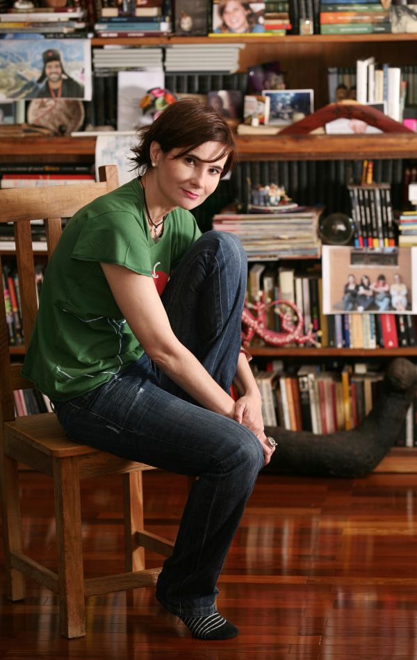 Eliane Brum diz que lê para viver, mas confessa que não conseguiu ler enquanto escrevia o romance Uma Duas | Crédito: Lilo Clareto/Divulgação