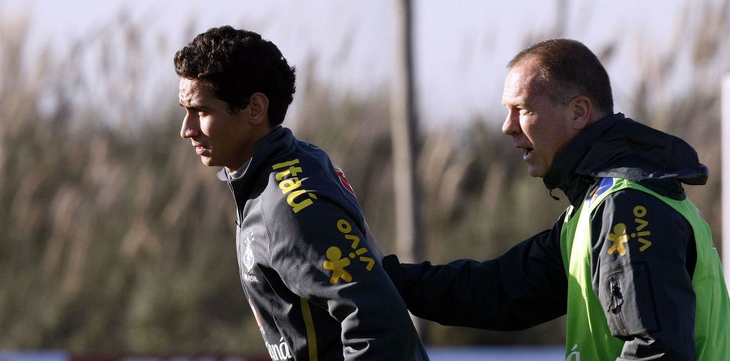 Paulo Henrique Ganso, grande esperança criativa do Brasil, recebe intruções do técnico Mano Menezes às vésperas da largada na Copa América | Hedeson Alves, enviado especial/ Gazeta do Povo