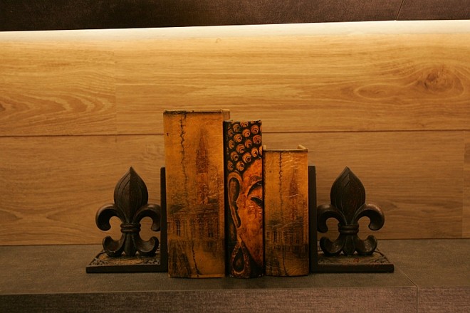 Porta Livro Flor Lis, da Linha da Casa. R$ 375,71 o par | 