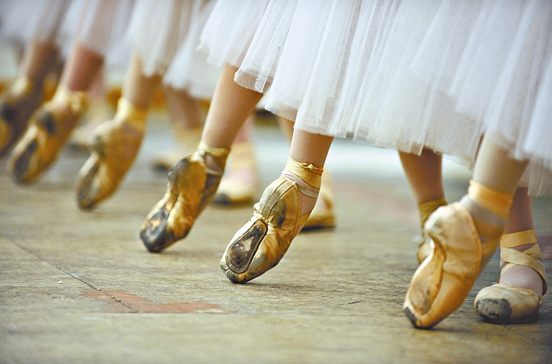 Bailarinas da Escola do Teatro Bolshoi no Brasil durante ensaio na sede da instituição em Joinville | Nilson Bastian/Divulgação