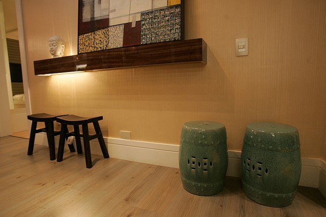 Estar e Escritório Multimídia, das designers de interiores Carla Armstrong, Liliane Barreiros e Rosangela Pauli - Gardens Verdes, da Vila Sierra, R$ 522. Escultura da artista plástica Marilene Ropelato, da Galeria de Arte Zilda Fraletti, R$ 1,9 mil. Quadro do artista plástico José Gonçalves, da Galeria de Arte Zilda Fraletti, R$ 7 mil | 