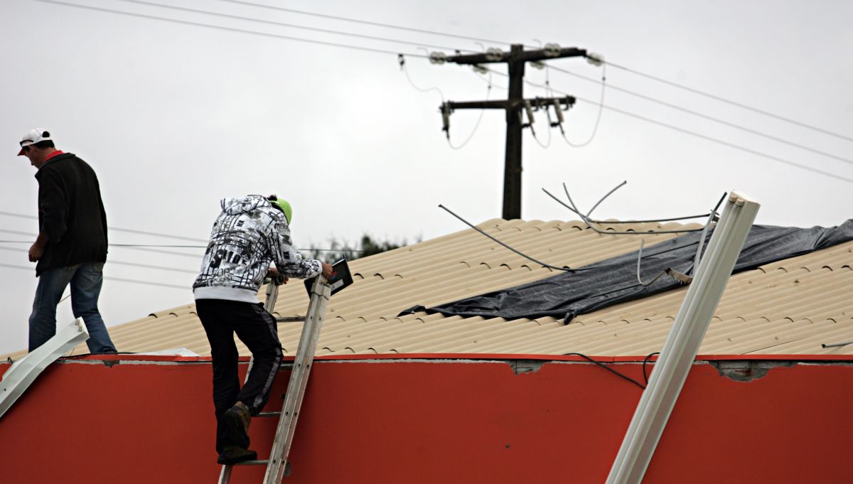 A Defesa Civil informou que 920 pessoas foram afetadas pelas chuvas só em Medianeira; moradores receberam lonas nesta quinta-feira | Christian Rizzi/Agência de Notícias Gazeta do Povo