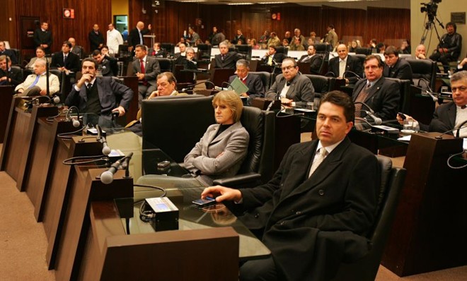 Deputados em plenário: eles não estão se ouvindo? |