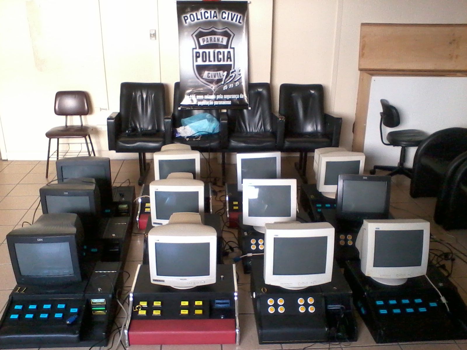 Só em um dos bingos foram apreendidas 49 máquinas caça-níqueis | Divulgação