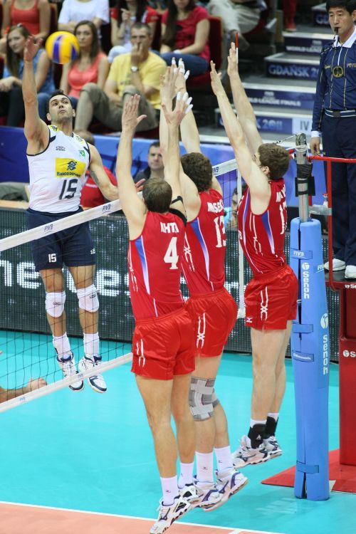 João Paulo Bravo tenta superar o alto bloqueio russo, que levou a melhor sobre o Brasil | FIVB