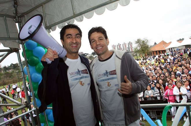 Zeca Camargo e o preparador físico Márcio Atalla na maior animação minutos antes de iniciar a Caminhada Medida Certa, sábado, no Parque Barigui | 