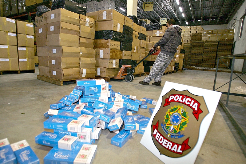 A Polícia Federal apreendeu em depósitos dos contrabandistas o equivalente a 250 mil maços de cigarro | Ivonaldo Alexandre/ Gazeta do Povo