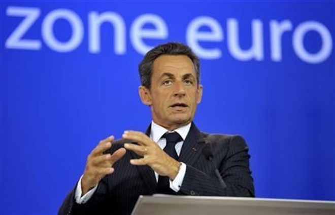 O presidente da França, Nicolas Sarkozy, fala durante coletiva de imprensa no prédio do Conselho Europeu | Reuters