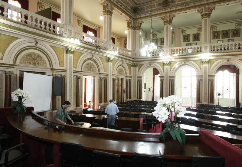 Plenário da Câmara: contratos de até R$ 5,2 milhões anuais | Daniel Castellano/ Gazeta do Povo