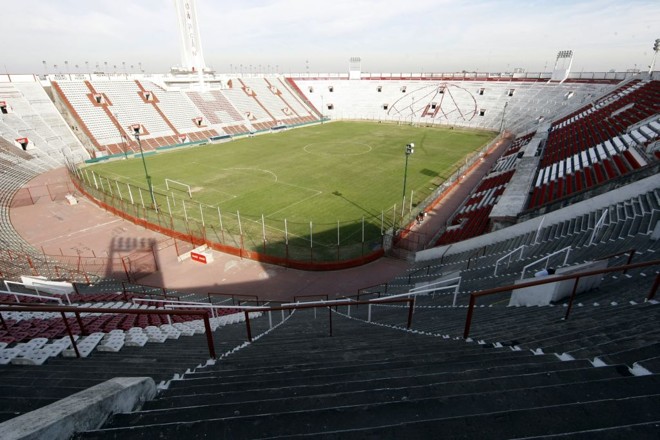 Huracán- Próxima à Bombonera, e praticamente desconhecida, está a morada do Huracán, outra agremiação rebaixada na última temporada. O estádio de fachada imponente e curiosa serviu de locação para