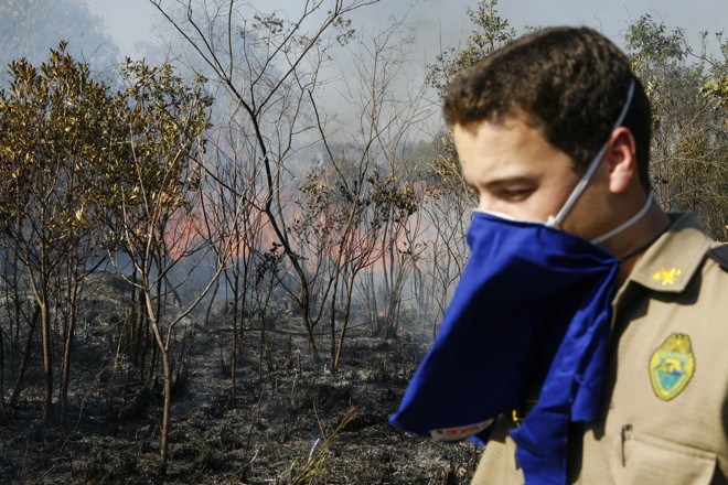 Quatro equipes do Corpo de Bombeiros trabalharam para controlar as chamas | 