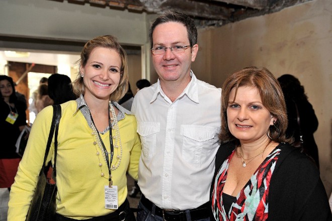 LANÇAMENTO DA MORAR MAIS -No lançamento da mostra Morar Mais por Menos, que começa em outubro, os arquitetos Francisca Cury e Léo Pletz, licenciados locais, receberam inúmeros convidados e parceiros, como Beatriz Moreira, da Gazeta do Povo, que prestigiou a dupla |