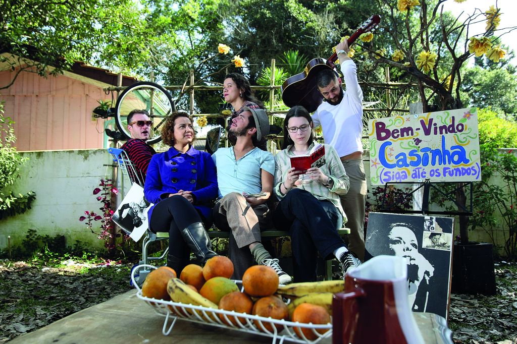 Da esquerda para a direita, Fredy Kowertz, Daniela Carvalho, Rosângela Araújo, Bernardo Bravo, Lívia Lakomy e João Felix: grupo quer promover a música autoral de Curitiba | Daniel Castellano/Gazeta do Povo