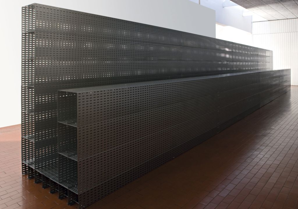 Atravessamento, de Eliane Prolik: obra interfere diretamente na percepção do espaço e na interação do espectador, que pode atravessar a passarela de ferro galvanizado | Marcelo Almeida/Divulgação