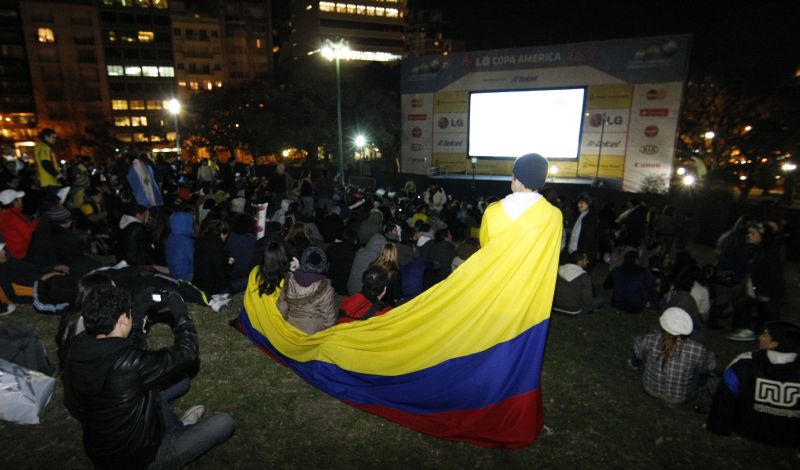 Cerca de 500 torcedores da Colômbia tomaram a praça San Martin: 0 a 0 no placar | Hedeson Alves, enviado especial / Gazeta do Povo