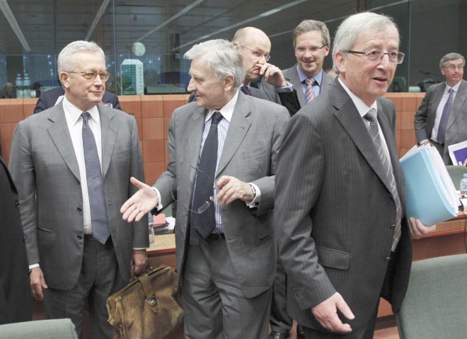 Giulio Tremonti (à esquerda, durante reunião em Bruxelas), ministro das Finanças italiano, tem mantido austeridade do país | 