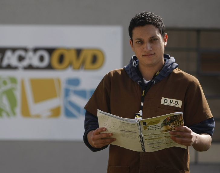 Valdinei faz cursinho à noite e revê os conteúdos no ônibus e no horário do almoço | Jonathan Campos/Gazeta do Povo