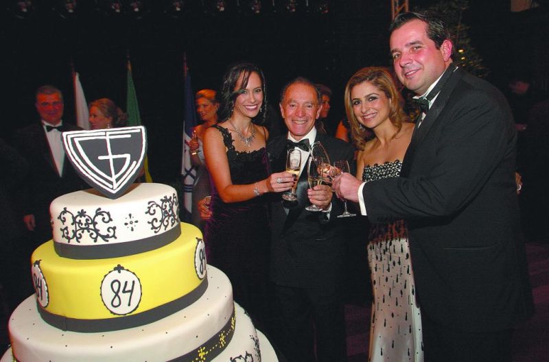 O novo presidente do Graciosa Country Club, João Carlos Ribeiro (ao centro), e sua filha Fernanda Thuran (à esq.) brindam com o casal Larissa e Tobias de Macedo na elegante festa de posse da nova diretoria do clube e pelos 84 anos de sua fundação, que teve show do cantor Guilherme Arantes | Mauro Campos