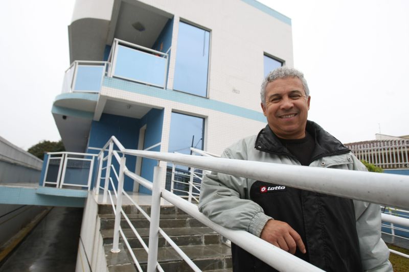 O construtor José Antônio Luciano, dono de quatro salas e um barracão, vai construir um prédio comercial de três pavimentos para alugar | Daniel Castellano/ Gazeta do Povo