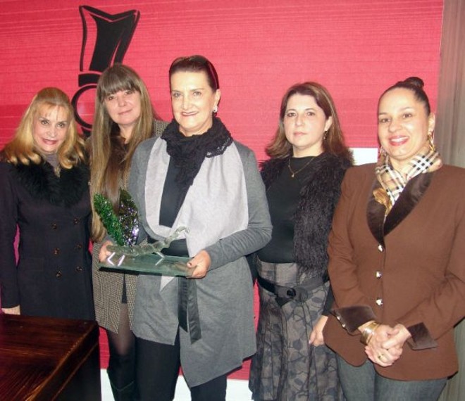 MULHERES DE NEGÓCIOS EM DESTAQUE -A presidente da BPW Associação de Mulheres de Negócios, Lylian Vargas, e a comissária de empreendedorismo da entidade, Conceição Barindelli, firmaram parceria: na Casa Cor 2012 realizarão projeto que visa capacitar mulheres na maturidade à volta ao mercado de trabalho. A parceria foi fechada no Espaço O Chefe Sou Eu, na Casa Cor 2011. Na ocasião, Lylian entregou a Marina Nessi, franqueada da Casa Cor Paraná, o Troféu Empreendedorismo 2011, com obras da artista plástica Silvane Burkot |