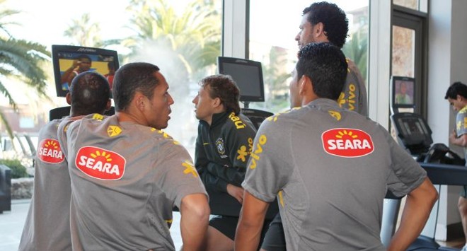 Antes do treino da manhã desta quarta, os jogadores acompanharam a vitória do Brasil sobre Cuba no vôlei |