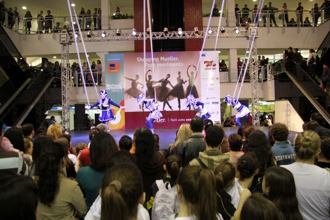 Apresentação de sapateado no shopping conquista quem transita por lá |