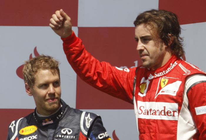 Vettel observar Alonso na primeira colocação do GP da Inglaterra: alemão perdeu por erro da Red Bull | Leonhard Foeger / Reuters