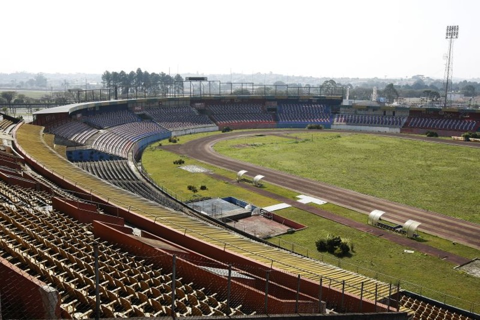 Pinheirão, estádio da Federação Paranaense de Futebol, mas repleto de problemas judiciais (como penhoras), deve ser vendido para o Coritiba  porém, as partes negam a negociação | Daniel Castellano/ Gazeta do Povo