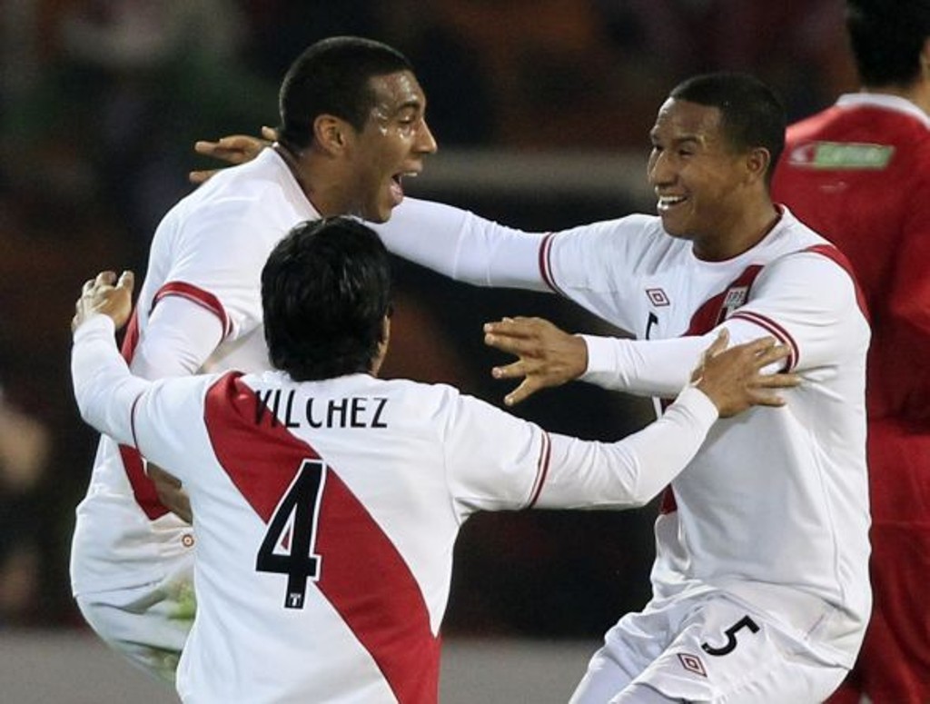 Jogadores peruanos comemoram o gol que deu ao time a vic-liderança do grupo C da Copa América 2011