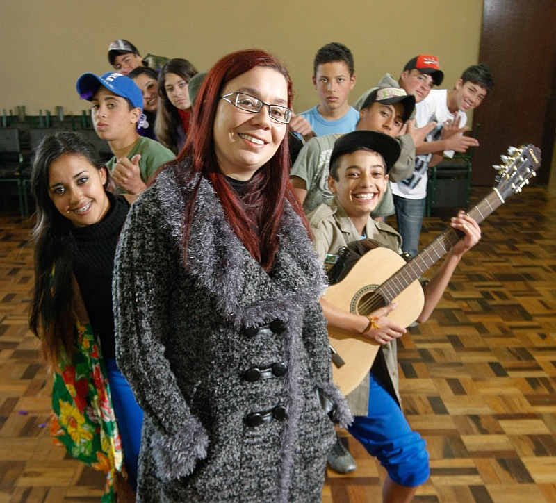 A professora Carolina Cañete conversa com os alunos sobre biodiversidade | Daniel Castellano / Gazeta do Povo