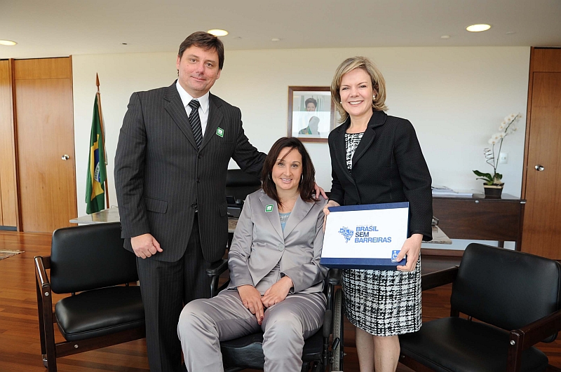 A ministra -chefe da Casa Civil, Gleisi Hoffmann (à dir.), recebeu ontem em seu gabinete o diretor institucional da agência TheGetz, Maurício Ramos, e a empresária Mirella Prosdócimo, que foram lhe entregar o projeto Brasil sem Barreiras. A ideia é que o governo federal promova o lançamento de um plano nacional para garantir a acessibilidade das pessoas com deficiência | Paulo H. Carvalho/Casa Civil