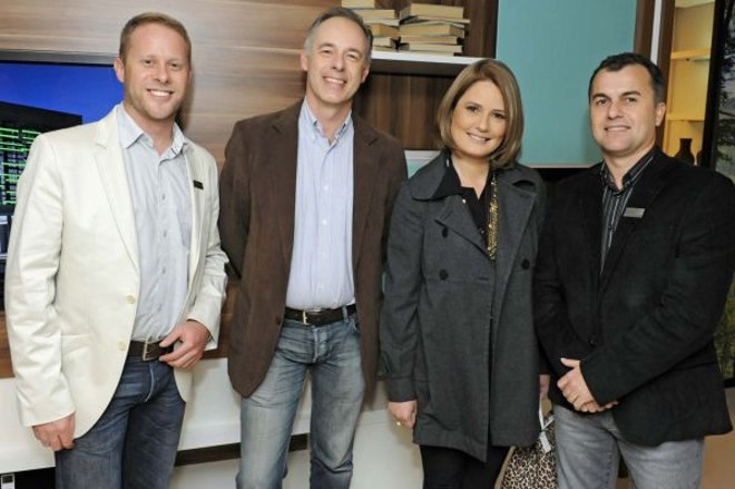 MOSS PARA CASA -No terceiro evento de lançamento promovido pela Moss para Casa, o diretor da marca, Felipe Schultz, recebeu os arquitetos Dalton Viddoti e Ester Kloss, ao lado do gerente comercial da Moss, Luiz Bini. A loja de móveis planejados de alto padrão abre no segundo semestre em Curitiba |
