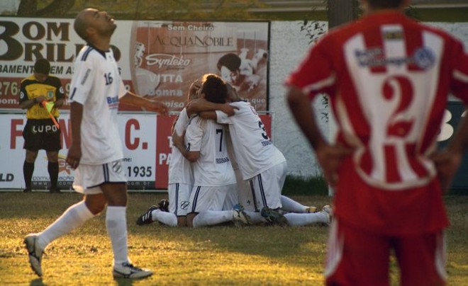 Jogadores do Iguaçu comemoram gol contra o Vila Fanny, na casa do adversário: vitória por 3 a 0 | 