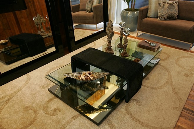 Estar e Churrasqueira, da designer de interiores Gisele Busmayer - Composição de mesa de centro Villens (R$ 3.506,30 à vista) com mesa de centro Moma Bracelete em couro Stampato Croco (R$ 2.643,20 à vista) à vista, ambas da Ton Sur Ton | 