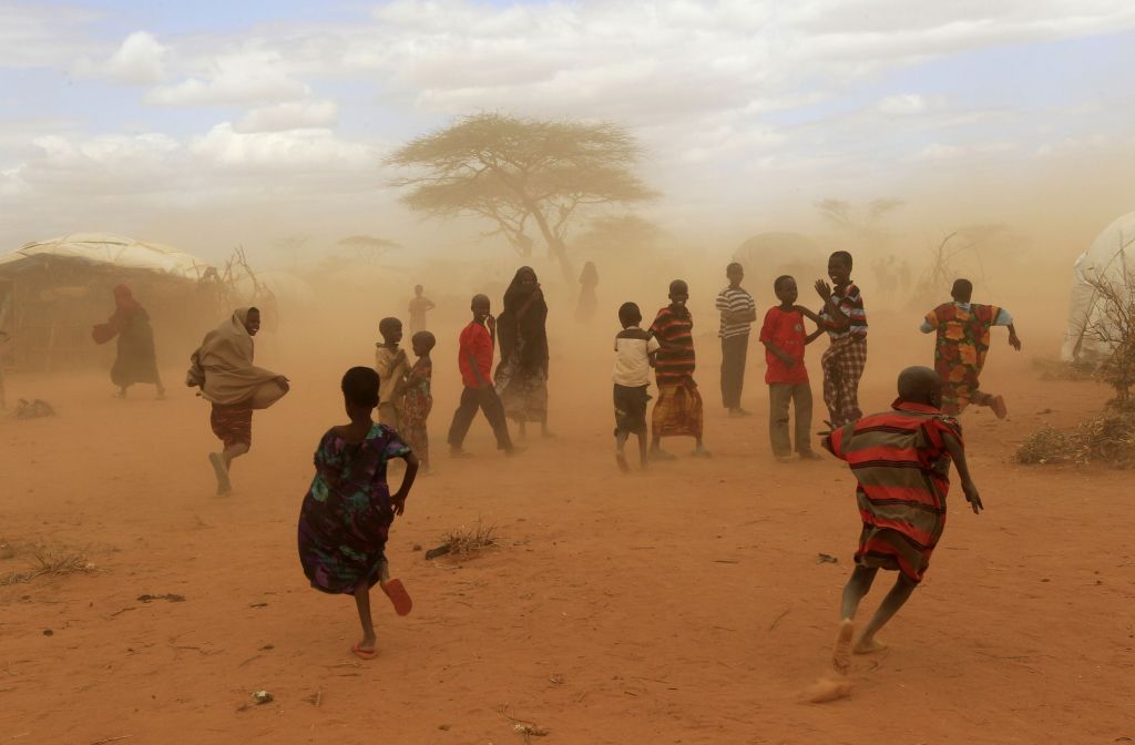 Vítimas da seca enfrentam nuvem de poeira no campo de refugiados em Dadaab, na fronteira entre Somália e Quênia | Thomas Mukoya/Reuters