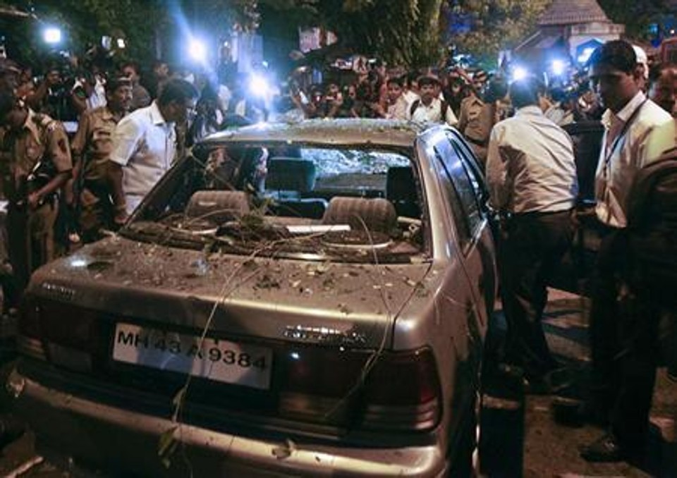 Policiais observam veículo danificado pela explosão na área de Dadar, em Mumbai | Reuters