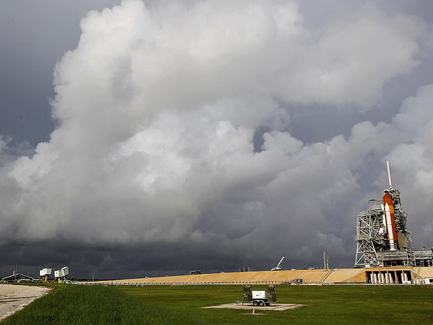 Nuvens de chuva ameaçam a decolagem do Atlantis | Reuters