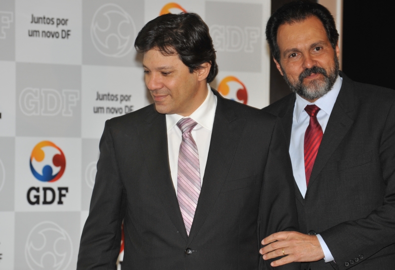 Brasília - O ministro da Educação, Fernando Haddad, e o governador do Distrito Federal, Agnelo Queiroz, durante solenidade de assinatura de convênios entre o MEC e a Secretaria de Educação do Distrito Federal | Agência Brasil