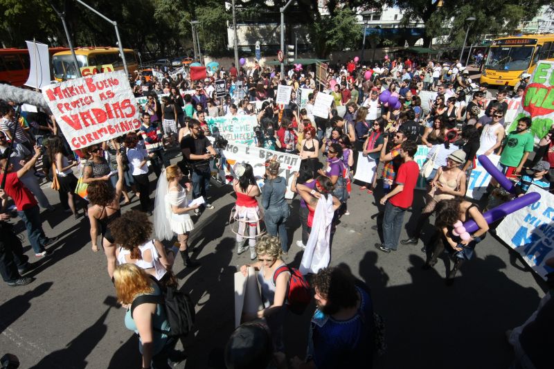 Protesto contou também com a participação de crianças e homens | Aniele Nascimento/Agência de Notícias Gazeta do Povo