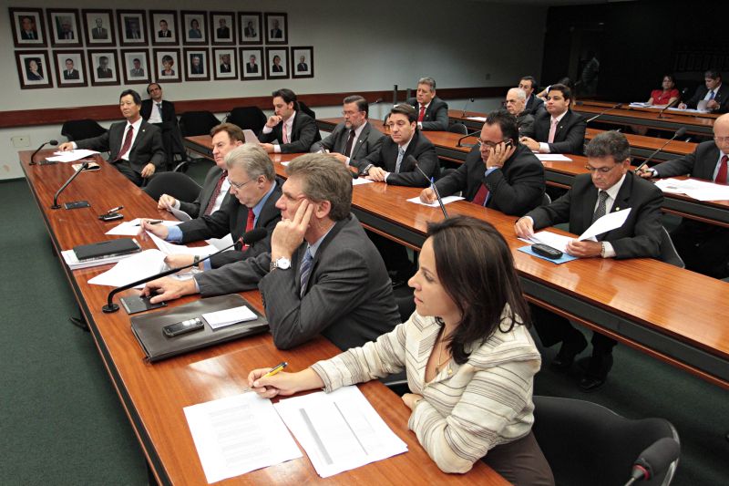 Reunião da bancada paranaense na Câmara dos Deputados, em Brasília, no início do ano: gasto semestral ficou abaixo do teto de R$ 4,57 milhões. As despesas com combustível, telefone e divulgação chegaram a R$ 1,52 milhão | Wenderson Araujo/ Gazeta do Povo