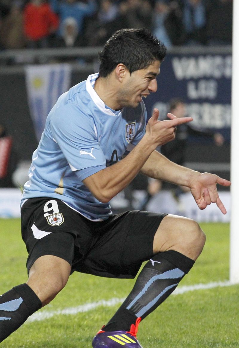 Luis Suárez comemora o primeiro dos seus dos gols sobre o Peru | Enrique Marcarian/ Reuters