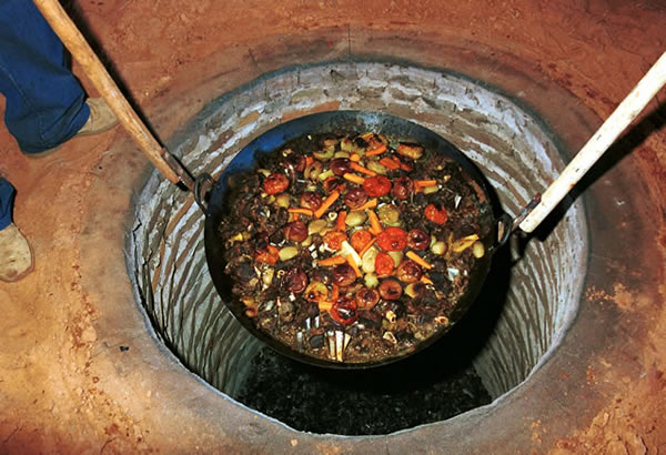 O carneiro é cozinhado em um buraco de 1,5 metros de profundidade por cerca de seis horas | Divulgação