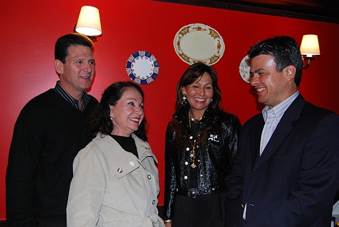 Antônio César Mendes dos Santos e a diretora-geral Terezinha Abagge, Maria Cristina e o presidente Joaquim Miró do Clube Curitibano em encontro amigo na temporada. Alegria geral com os bons resultados e altos porcentuais de acertos nos eventos promovidos pelo clube. Na quarta-feira, reinauguraram com coquetel a academia de musculação da sede de tênis Lucius Smythe | 